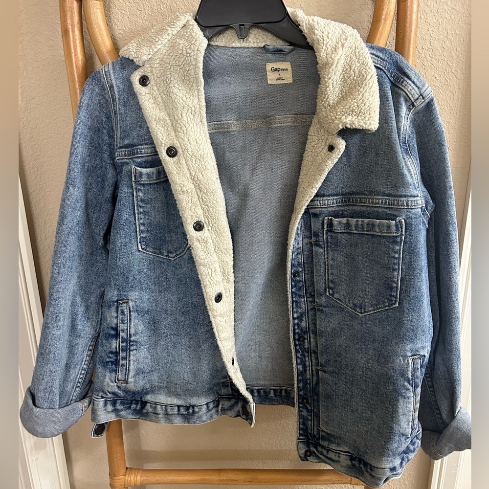 Large gap jean jacket with fur collar